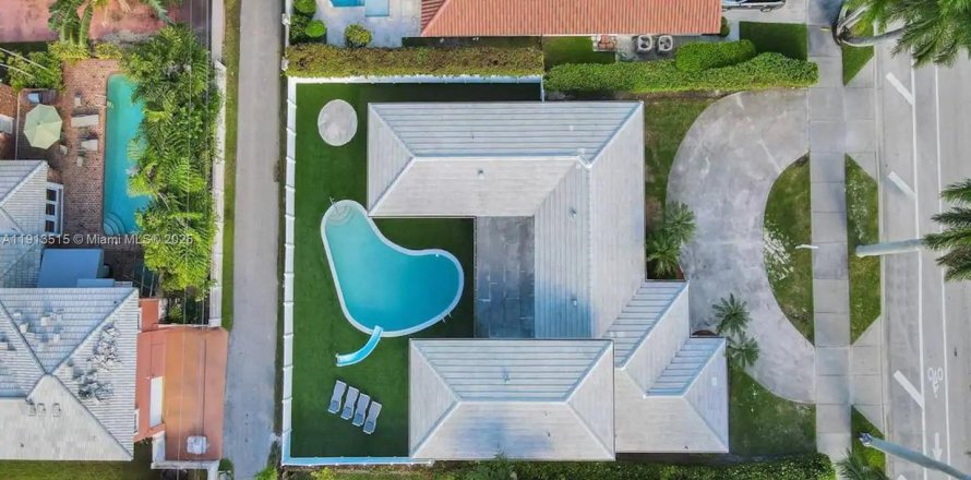 House in Hollywood, Florida 6 bedrooms, 271.46 sq.m. № 2016311