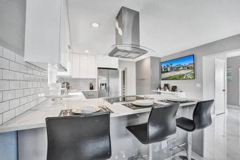 House in Hollywood, Florida 6 bedrooms, 271.46 sq.m. № 2016311 - photo 24