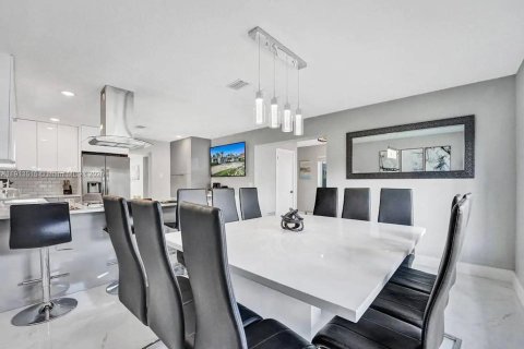 House in Hollywood, Florida 6 bedrooms, 271.46 sq.m. № 2016311 - photo 21