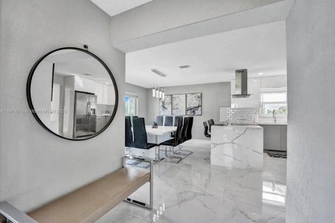 House in Hollywood, Florida 6 bedrooms, 271.46 sq.m. № 2016311 - photo 19