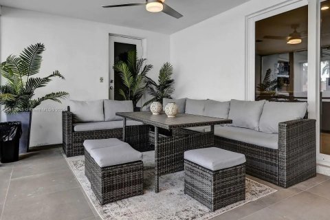 House in Hollywood, Florida 6 bedrooms, 271.46 sq.m. № 2016311 - photo 8