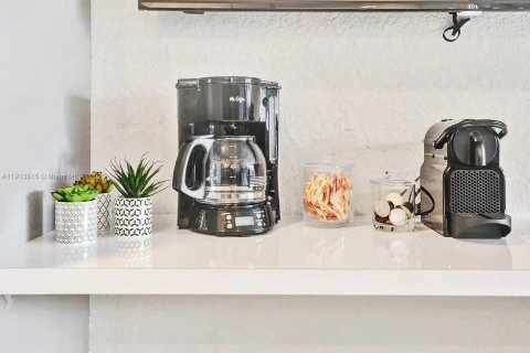 House in Hollywood, Florida 6 bedrooms, 271.46 sq.m. № 2016311 - photo 23