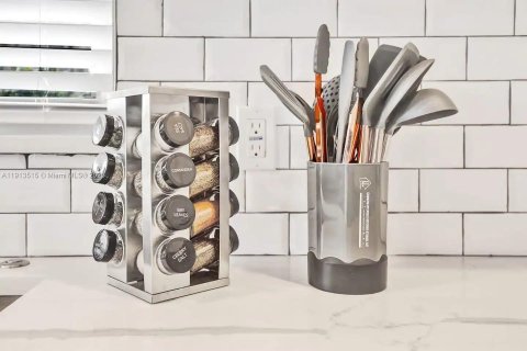 House in Hollywood, Florida 6 bedrooms, 271.46 sq.m. № 2016311 - photo 25