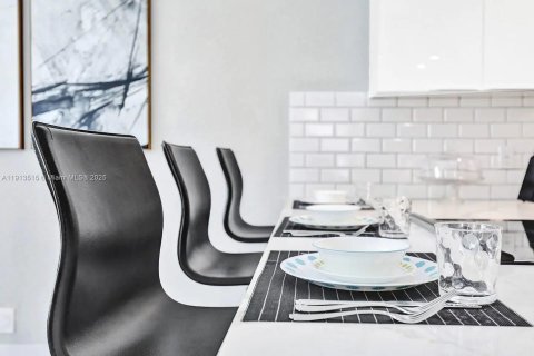 House in Hollywood, Florida 6 bedrooms, 271.46 sq.m. № 2016311 - photo 18