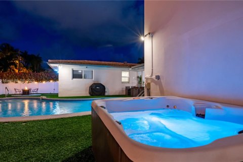 House in Hollywood, Florida 6 bedrooms, 271.46 sq.m. № 2016311 - photo 5