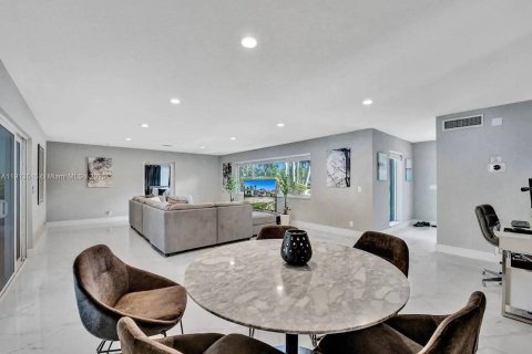 House in Hollywood, Florida 6 bedrooms, 271.46 sq.m. № 2016311 - photo 17