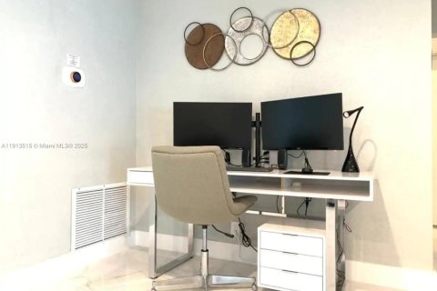 House in Hollywood, Florida 6 bedrooms, 271.46 sq.m. № 2016311 - photo 10