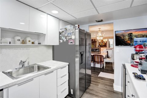 Condo in Pembroke Pines, Florida, 2 bedrooms  № 1861378 - photo 15
