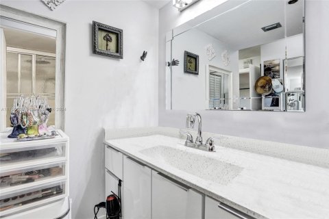 Condo in Pembroke Pines, Florida, 2 bedrooms  № 1861378 - photo 8