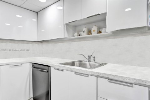 Condo in Pembroke Pines, Florida, 2 bedrooms  № 1861378 - photo 14