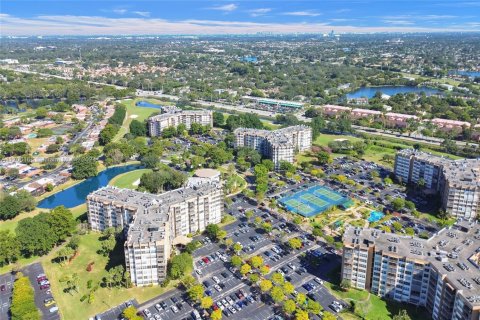 Condo in Pembroke Pines, Florida, 2 bedrooms  № 1861378 - photo 5