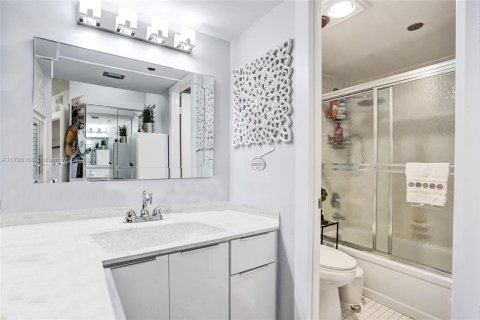 Condo in Pembroke Pines, Florida, 2 bedrooms  № 1861378 - photo 9