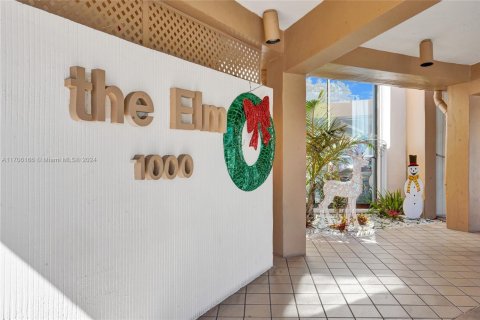 Condo in Pembroke Pines, Florida, 2 bedrooms  № 1861378 - photo 1