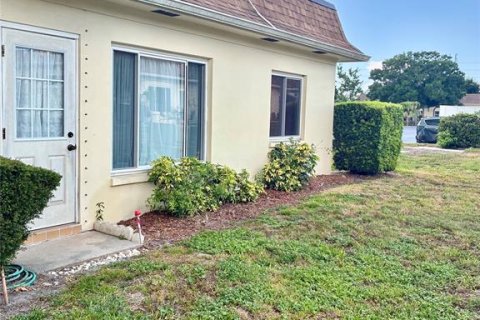 House in Clearwater, Florida 2 bedrooms, 141.86 sq.m. № 2227258 - photo 27