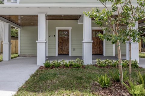 House in Tampa, Florida 4 bedrooms, 240.15 sq.m. № 1628207 - photo 11
