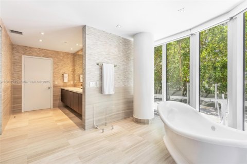 Снять в аренду кондоминиум в Майами-Бич, Флорида 5 спален, 518.95м2, № 2016657 - фото 23