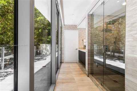 Снять в аренду кондоминиум в Майами-Бич, Флорида 5 спален, 518.95м2, № 2016657 - фото 27