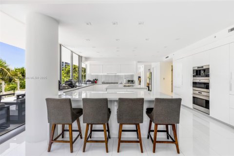 Снять в аренду кондоминиум в Майами-Бич, Флорида 5 спален, 518.95м2, № 2016657 - фото 14