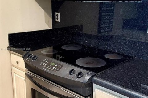 Condo in Miami, Florida, 2 bedrooms  № 2014193 - photo 8