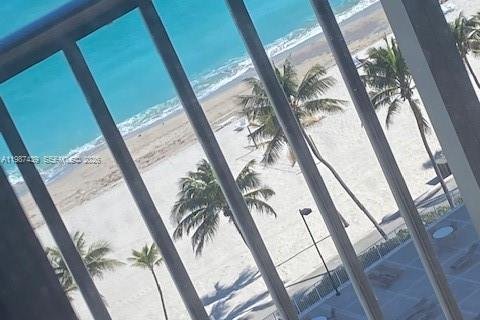 Condominio en Hollywood, Florida, 2 dormitorios  № 2047816