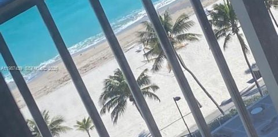 Condominio en Hollywood, Florida, 2 dormitorios  № 2047816