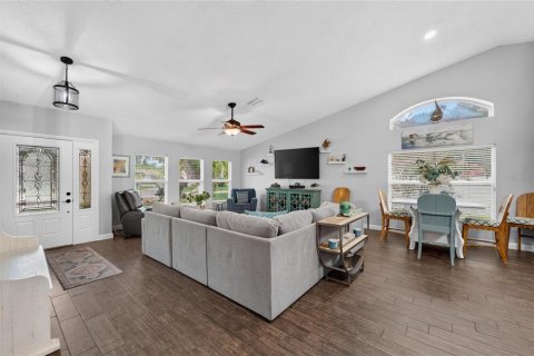 House in Tampa, Florida 3 bedrooms, 208.94 sq.m. № 2273231 - photo 8