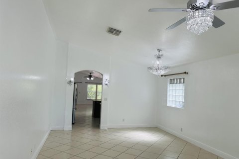 Villa ou maison à louer à Riviera Beach, Floride: 3 chambres, 155.15 m2 № 2387836 - photo 4