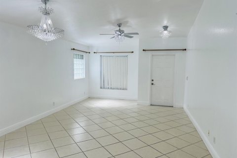 Villa ou maison à louer à Riviera Beach, Floride: 3 chambres, 155.15 m2 № 2387836 - photo 5