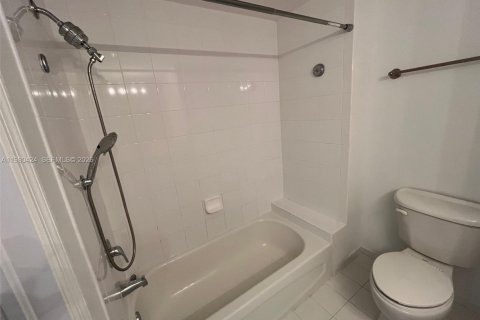 Купить кондоминиум в Корал-Гейблс, Флорида 2 спальни, 97.36м2, № 2043951 - фото 15