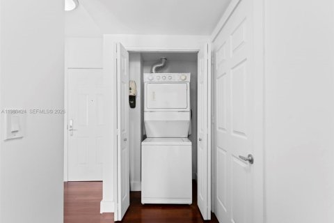 Купить кондоминиум в Корал-Гейблс, Флорида 2 спальни, 97.36м2, № 2043951 - фото 27