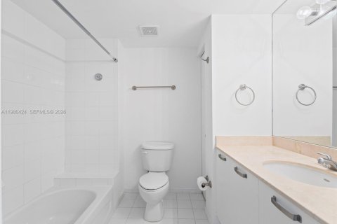 Купить кондоминиум в Корал-Гейблс, Флорида 2 спальни, 97.36м2, № 2043951 - фото 21