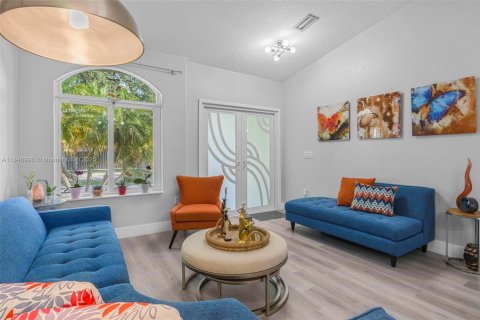 House in Hialeah, Florida 4 bedrooms, 152.17 sq.m. № 1857170 - photo 8