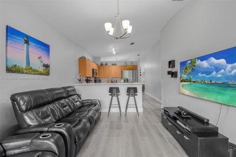 House in Hialeah, Florida 4 bedrooms, 152.17 sq.m. № 1857170 - photo 15
