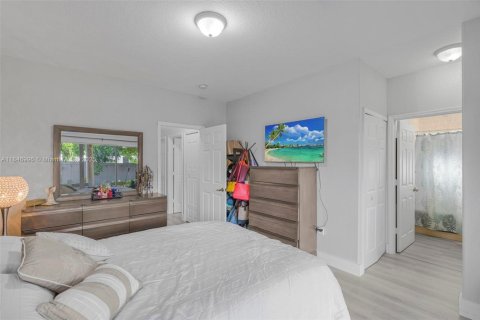House in Hialeah, Florida 4 bedrooms, 152.17 sq.m. № 1857170 - photo 17