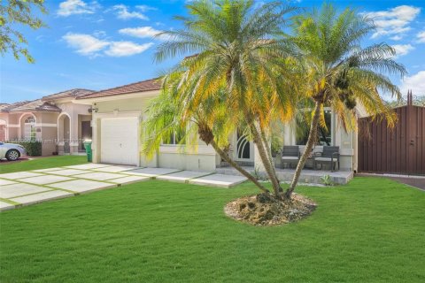 House in Hialeah, Florida 4 bedrooms, 152.17 sq.m. № 1857170 - photo 3