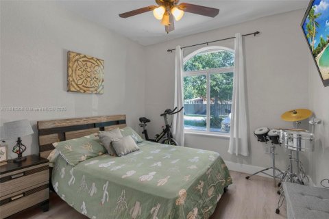 House in Hialeah, Florida 4 bedrooms, 152.17 sq.m. № 1857170 - photo 21