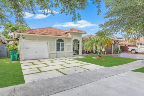 House in Hialeah, Florida 4 bedrooms, 152.17 sq.m. № 1857170 - photo 2