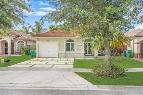 House in Hialeah, Florida 4 bedrooms, 152.17 sq.m. № 1857170 - photo 1
