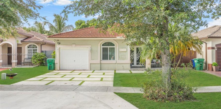 House in Hialeah, Florida 4 bedrooms, 152.17 sq.m. № 1857170