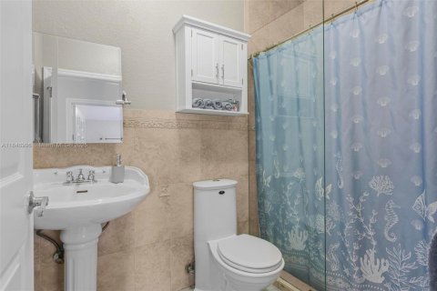 House in Hialeah, Florida 4 bedrooms, 152.17 sq.m. № 1857170 - photo 22