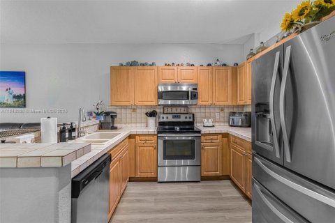 House in Hialeah, Florida 4 bedrooms, 152.17 sq.m. № 1857170 - photo 12
