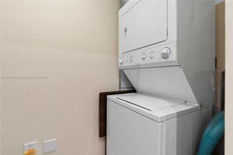 Condominio en venta en Hallandale Beach, Florida, 2 dormitorios, 100.43 m2 № 1865133 - foto 24