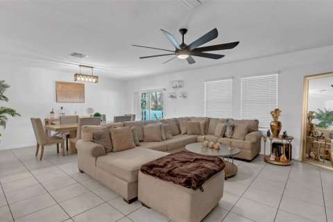 House in Tampa, Florida 6 bedrooms, 312.34 sq.m. № 1563758 - photo 14