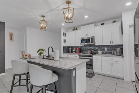 House in Tampa, Florida 6 bedrooms, 312.34 sq.m. № 1563758 - photo 7