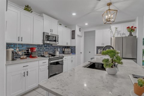 House in Tampa, Florida 6 bedrooms, 312.34 sq.m. № 1563758 - photo 8