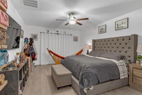 House in Tampa, Florida 6 bedrooms, 312.34 sq.m. № 1563758 - photo 9