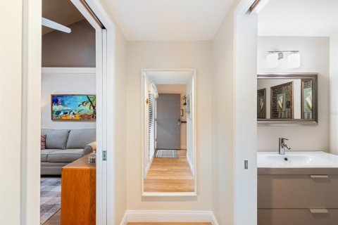 Condo in Clearwater, Florida, 2 bedrooms  № 1912192 - photo 9