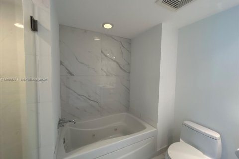 Condo in Miami, Florida, 1 bedroom  № 2069568 - photo 7