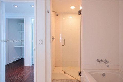 Condo in Miami, Florida, 1 bedroom  № 2069568 - photo 9