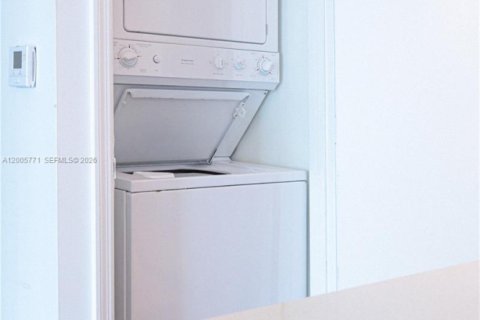 Condo in Miami, Florida, 1 bedroom  № 2069568 - photo 13